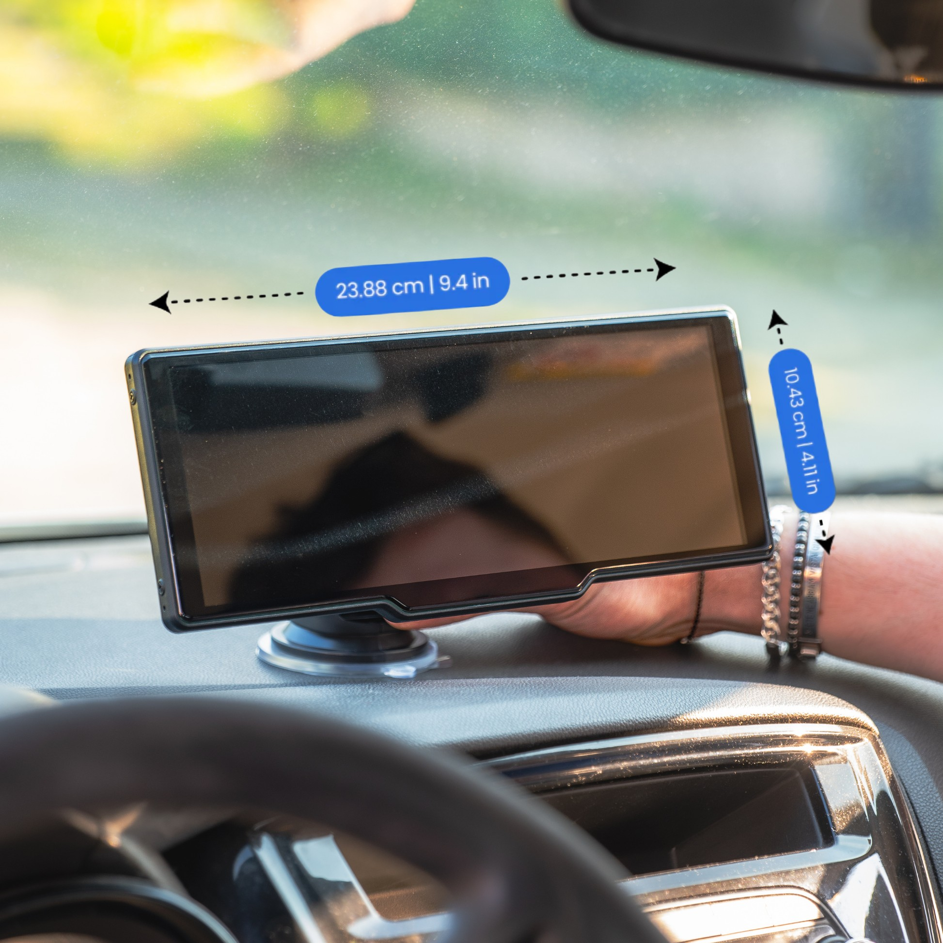 Dimensions de l’écran CarPlay One Max – largeur 23,88 cm (9,4 pouces) et hauteur 10,43 cm (4,1 pouces)